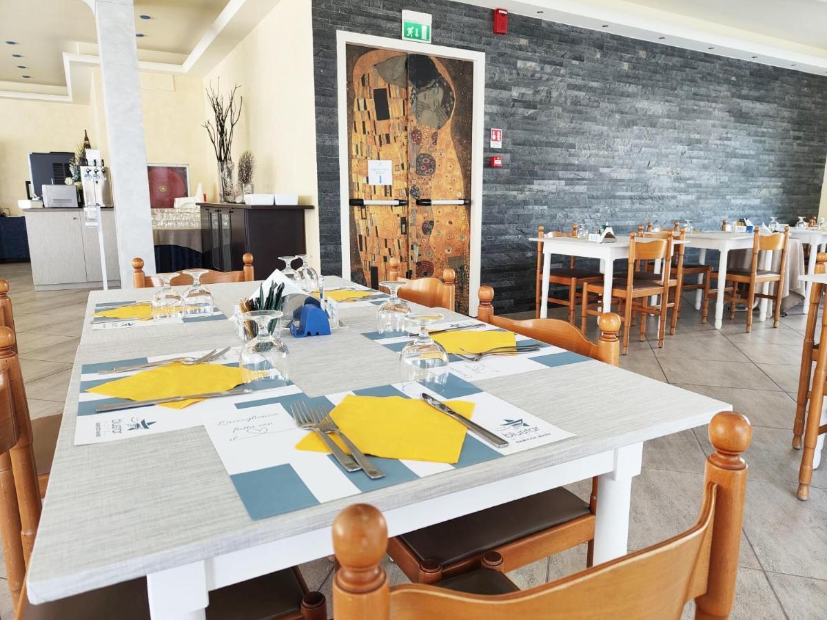 Blu Star Hotel Габиче Маре Екстериор снимка