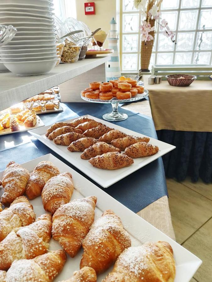 Blu Star Hotel Габиче Маре Екстериор снимка