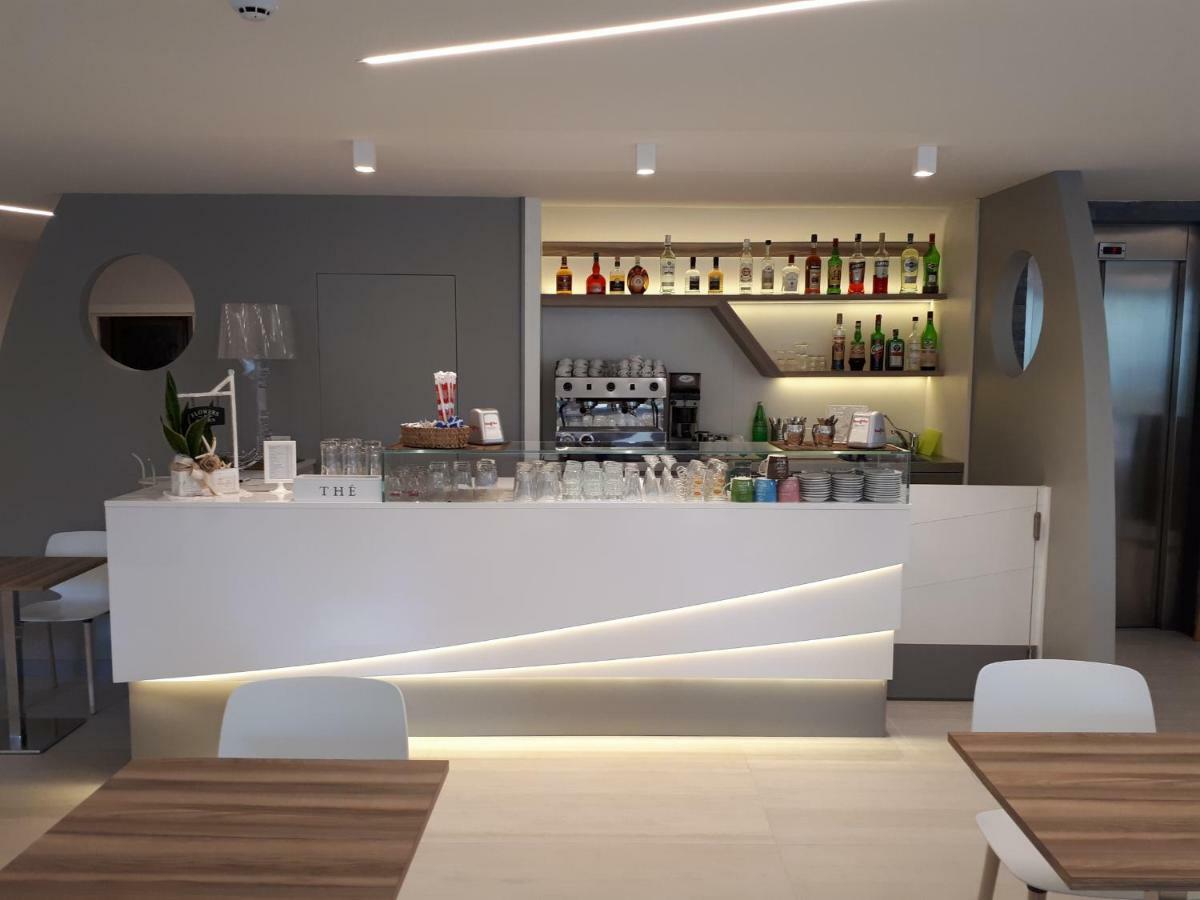 Blu Star Hotel Габиче Маре Екстериор снимка