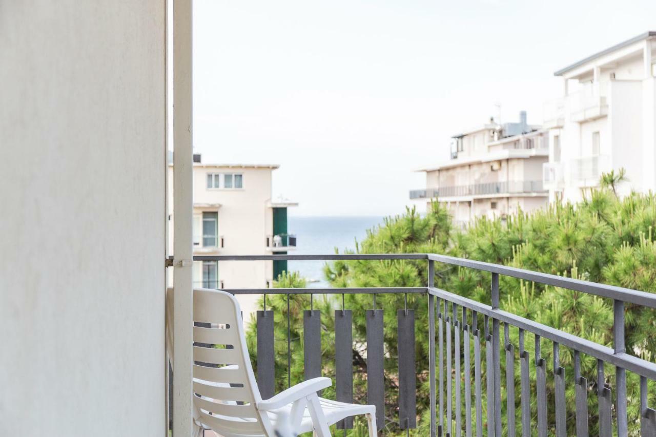 Blu Star Hotel Габиче Маре Екстериор снимка