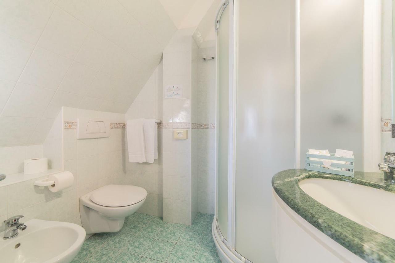 Blu Star Hotel Габиче Маре Екстериор снимка